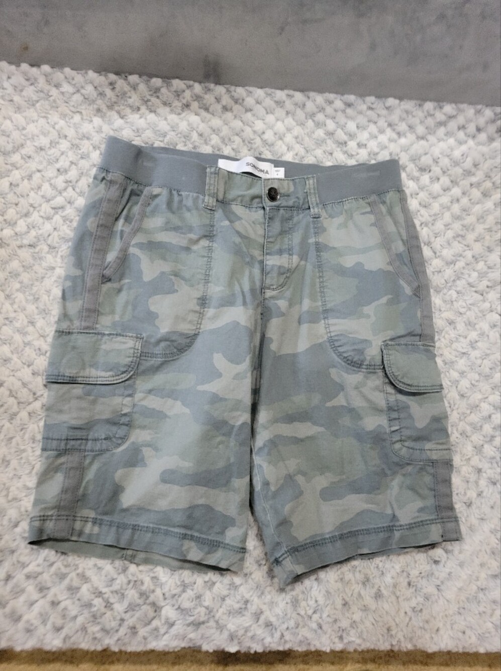 Women's Camouflage Cargo Shorts - Light Gray/Green